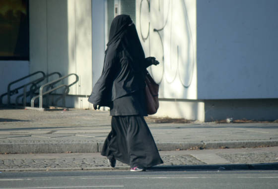woman-in-niqab-walking-560x382